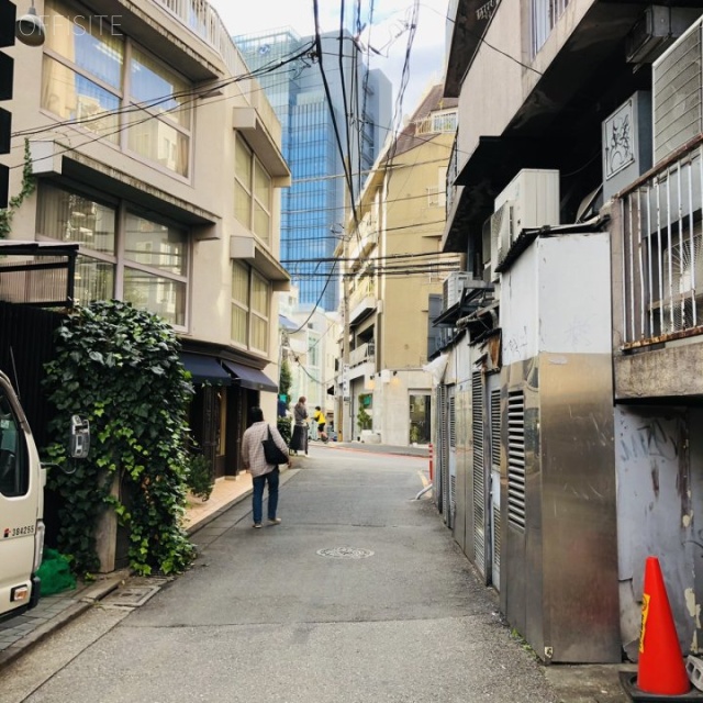 シンプル青山ビル ビル前面道路