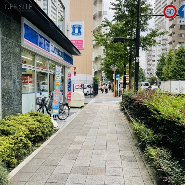 プライムアーバン新川 ビル前面道路