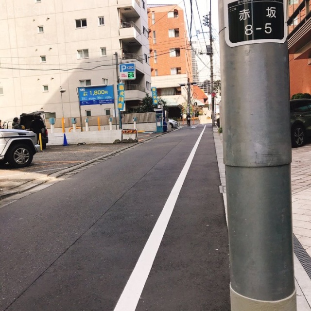 アパートメントカーム　ビル前面道路