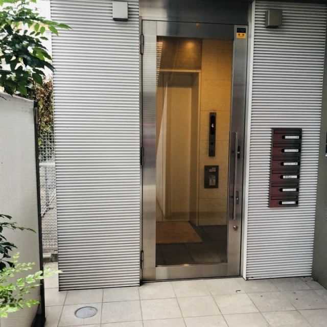 ユーキトレーディングビル エントランス