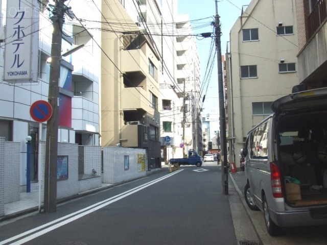 日神ビル関内 ビル前面道路