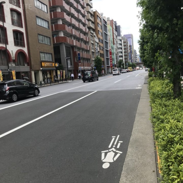 TOP・ON・TOPS ビル前面道路