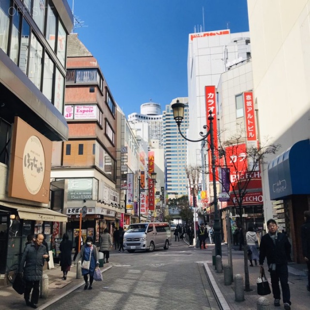 赤坂コマースビル ビル前面道路