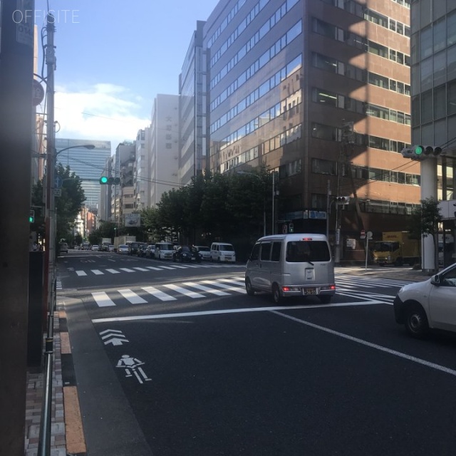 Y101ビル ビル前面道路