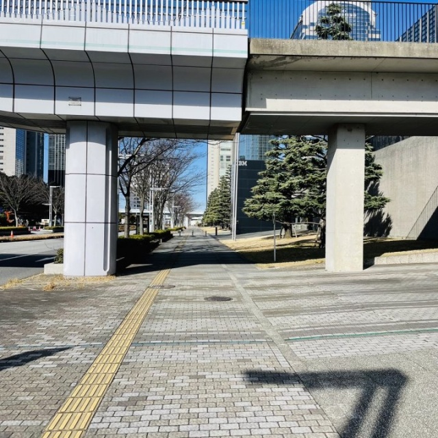 IBM幕張ビルE棟 前面歩道