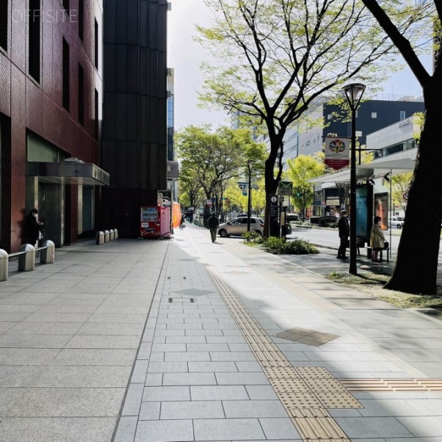 青葉通パークビルディング 前面歩道