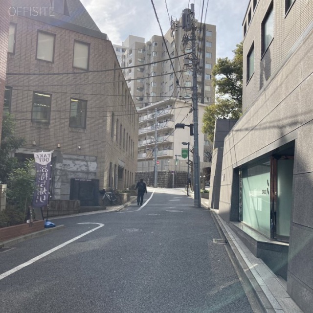 グローヴビル ビル前面道路