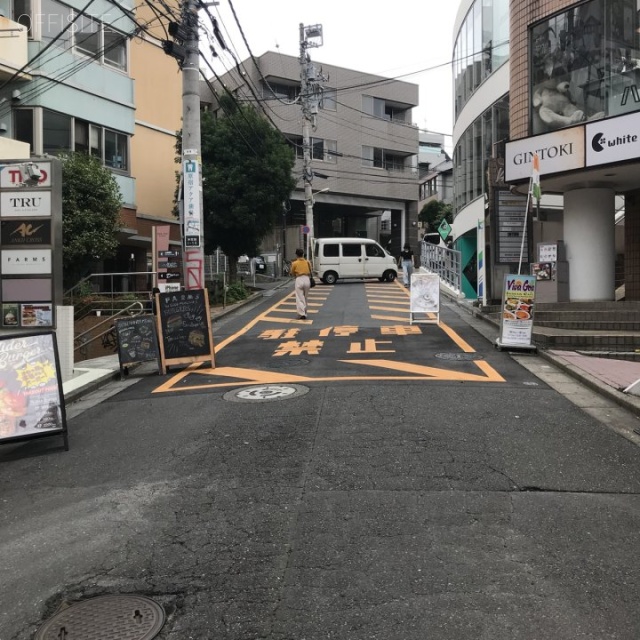 FLEG原宿　ビル前面道路