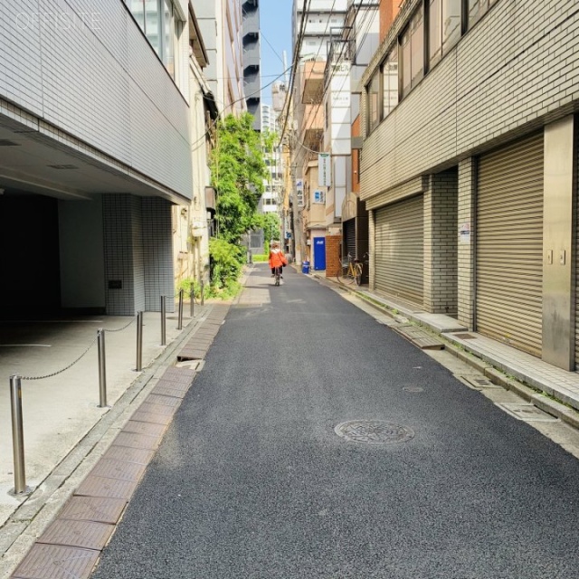 開成ビル ビル前面道路