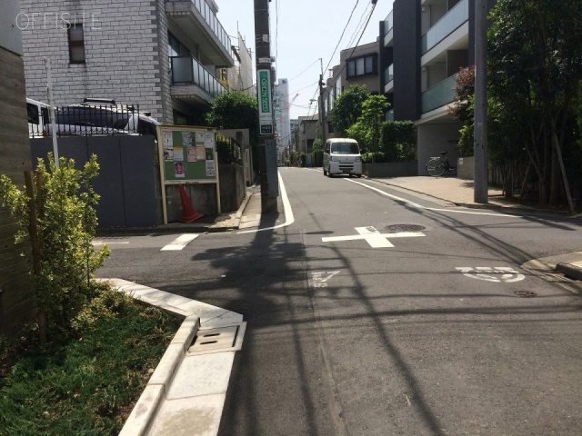 albcourt表参道(アルバコート表参道) ビル前面道路