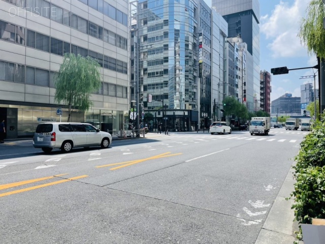 HULIC&NEW GINZA7ビル　前面に外堀通り