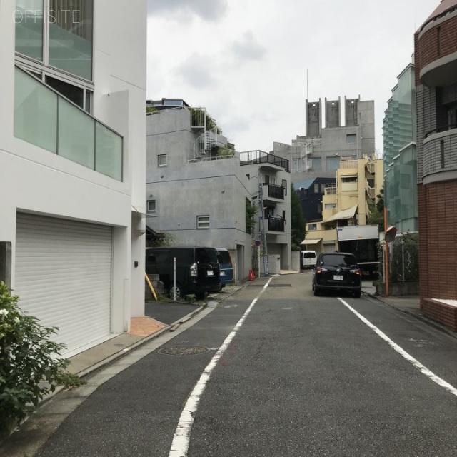 神宮前2丁目戸建 ビル前面道路