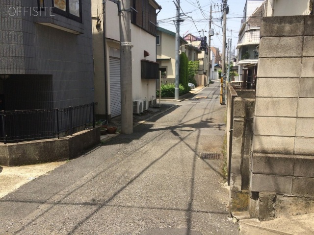 メゾン杉山 ビル前面道路