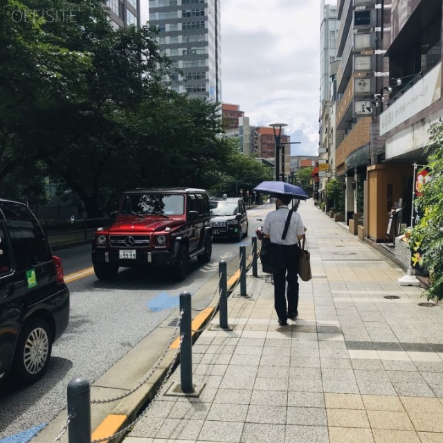 六本木アートシェル ビル前面道路