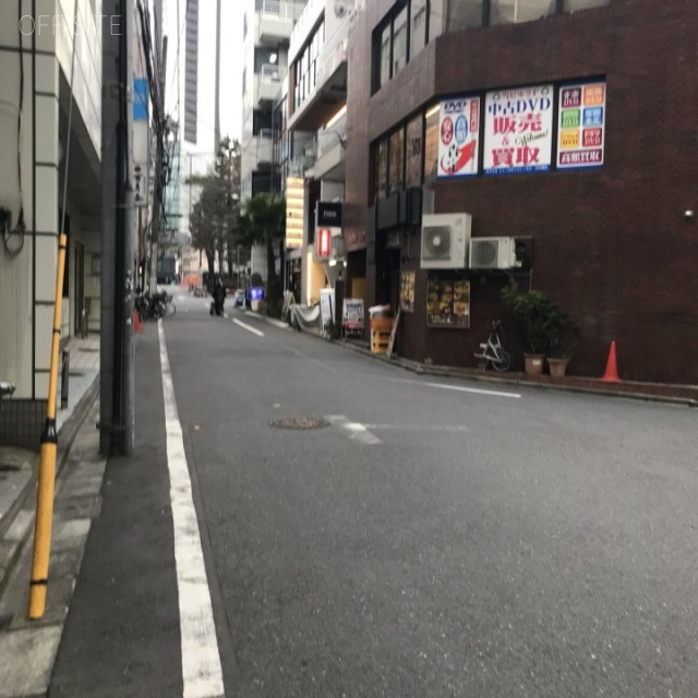 プルミエ西新宿ビル ビル前面道路