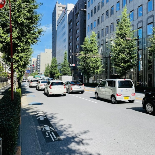 小松ビル ビル前面道路