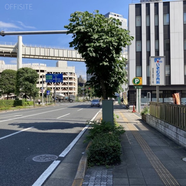 建設会館 前面道路