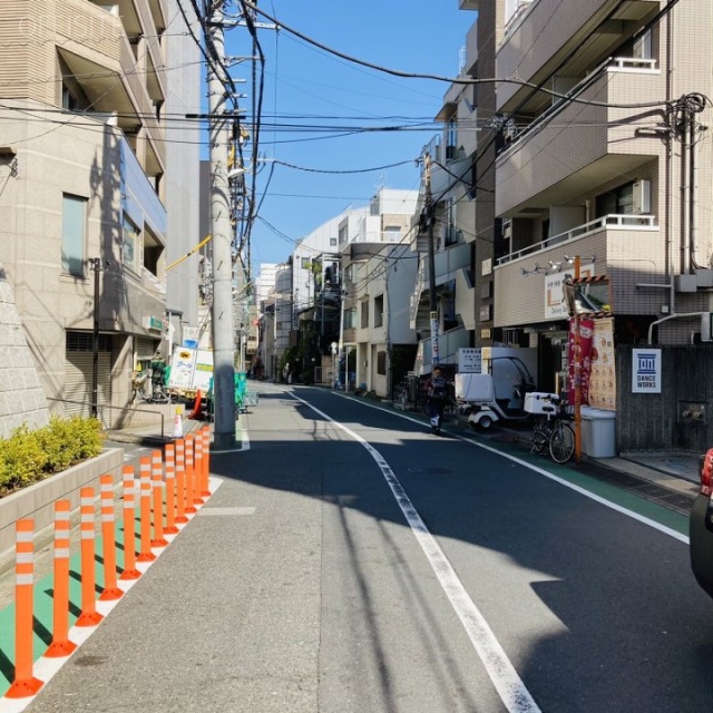 12マンスビル ビル前面道路