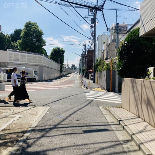マノアールビル ビル前面道路