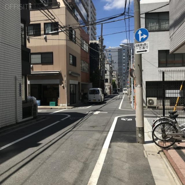 青山商事ビル ビル前面道路