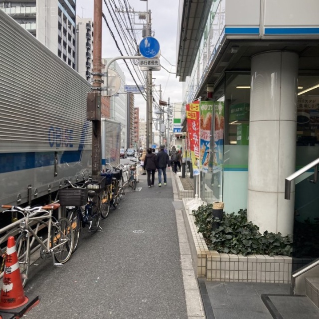 アサミビル 前面歩道