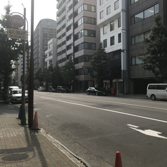 ユニゾ岩本町三丁目ビル南館 ビル前面道路