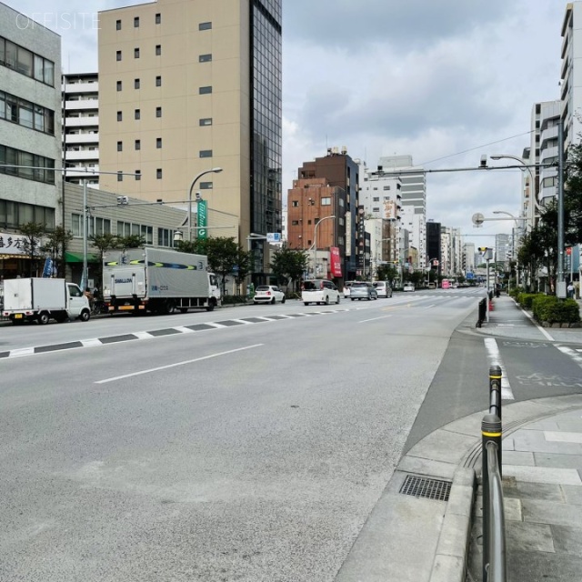 上野イーストビル ビル前面道路