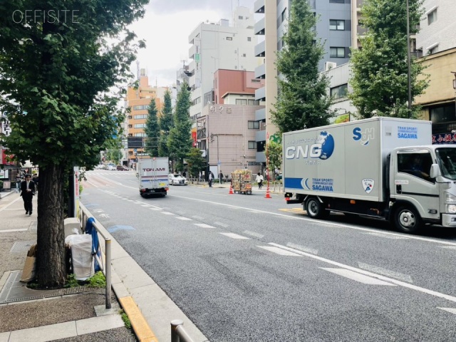 アトラスビル　前面に本郷通り