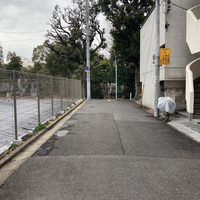 Rビル ビル前面道路