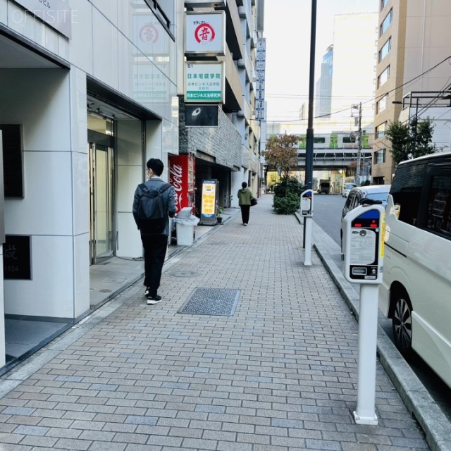 CーKS1　ビル前面道路