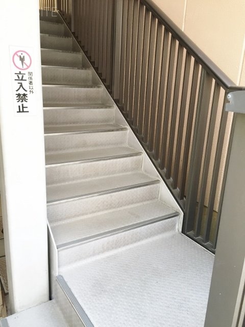 鈴木ビル 階段