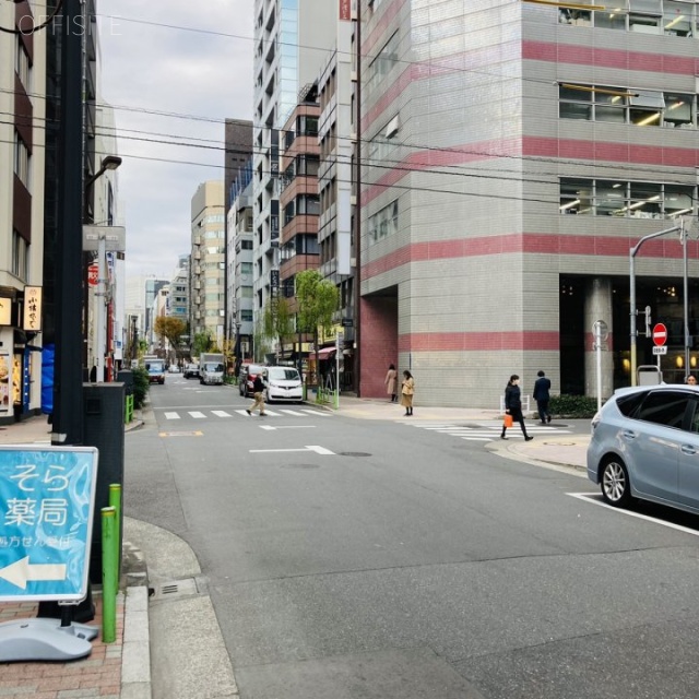上原ビル ビル前面道路