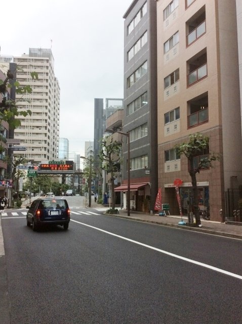 トーア新富マンション ビル周辺道路