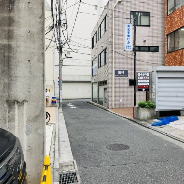 西新宿第一手塚ビル ビル前面道路
