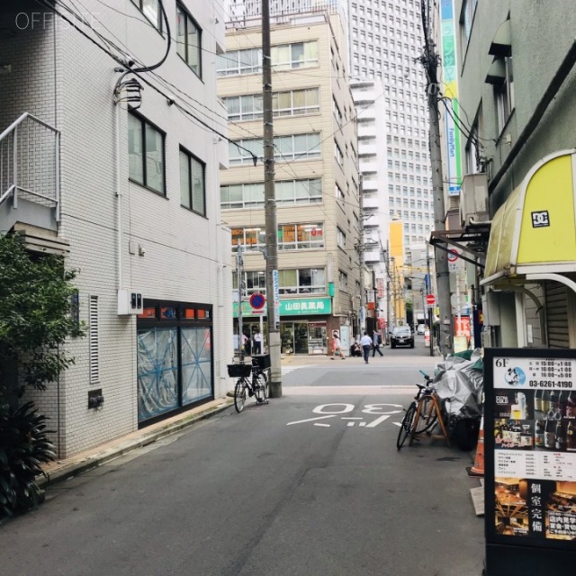 三崎町MKビル ビル前面道路