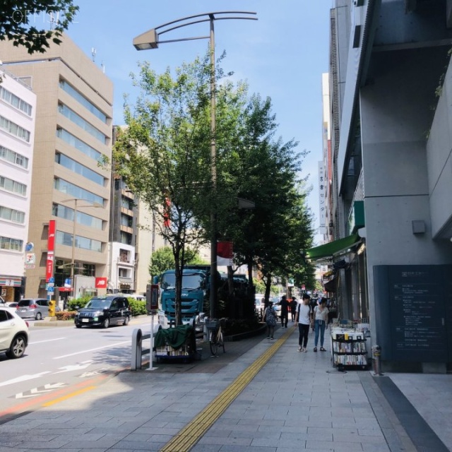 神保町センタービル ビル前面道路 靖国通り