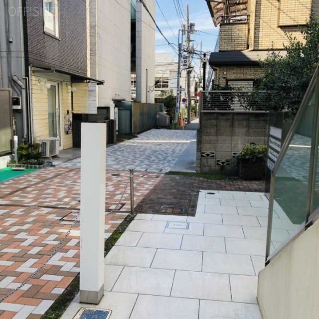 Y.CビルⅡ ビル前面道路