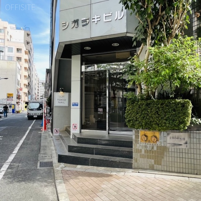 シガラキビル オフィスビル出入口