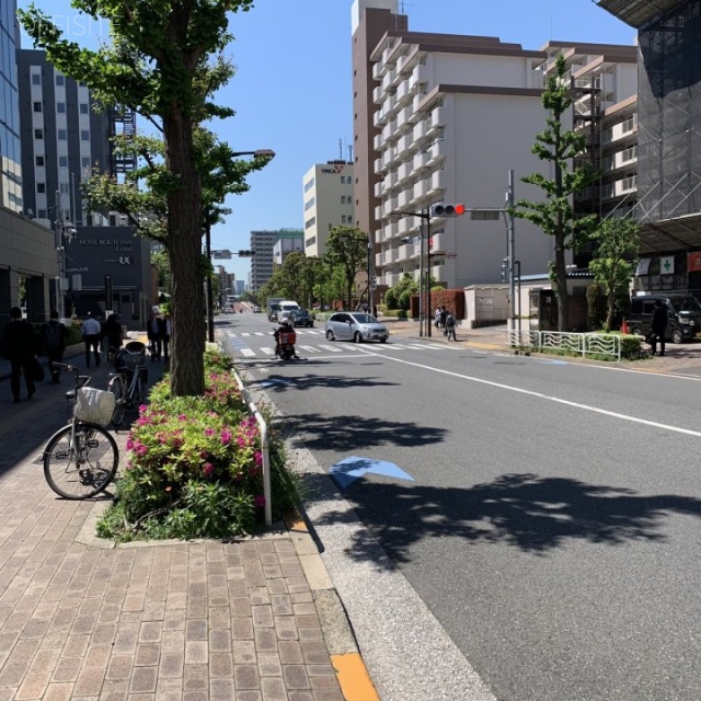 サスセンター ビル前面道路