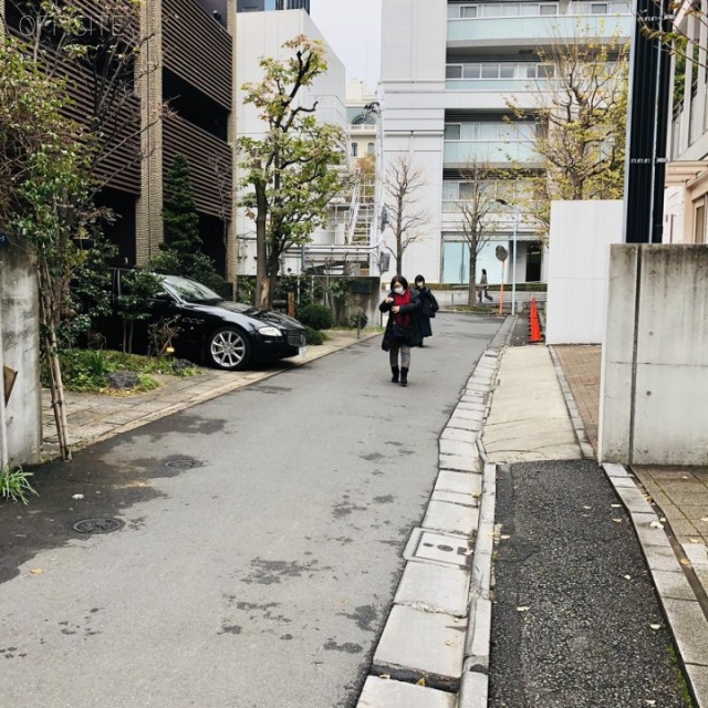 カーム青山 ビル前面道路