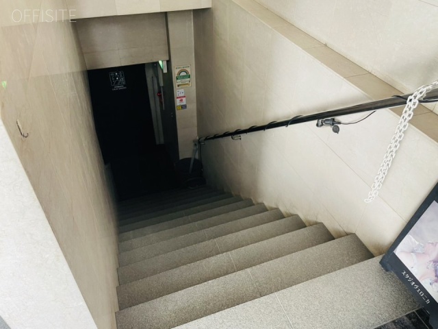 ヤサカ八丁堀ビル　B1Fへの階段