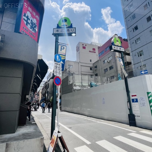 エクレ新宿 側面道路(末広通り)