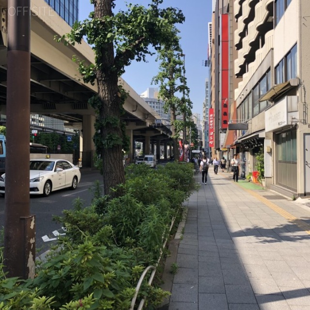 晴花ビル ビル前面道路