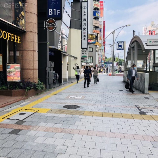 上野鈴乃屋本店ビル ビル前面道路