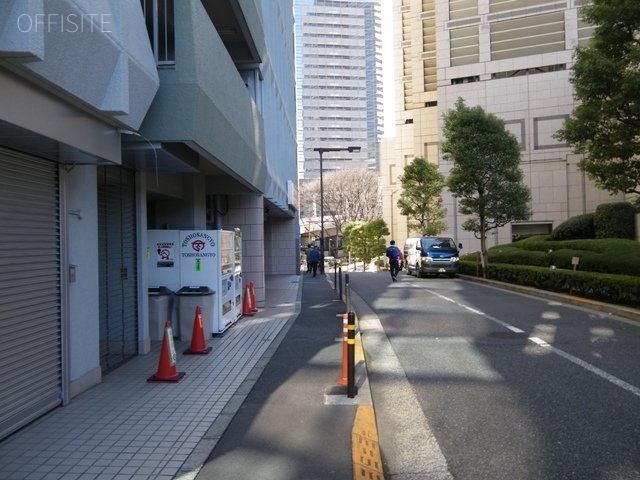 東照ビル ビル前面道路