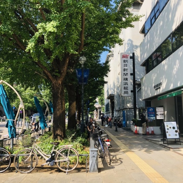 横浜朝日会館 ビル前面道路