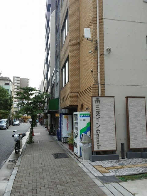 青木ビル ビル前面道路