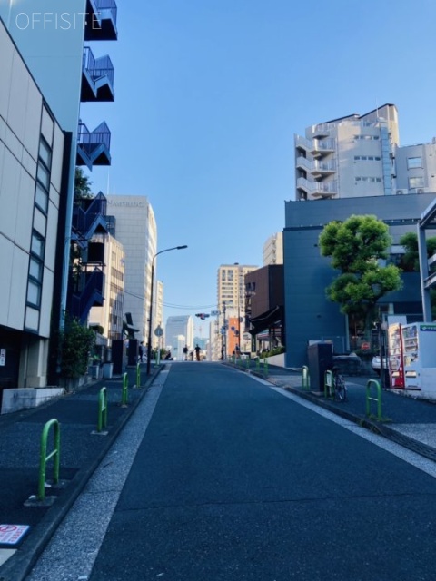 麻布台徳井ビル 前面道路