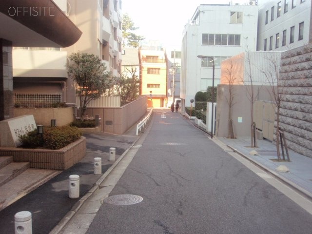 ドミール五番町 ビル前面道路