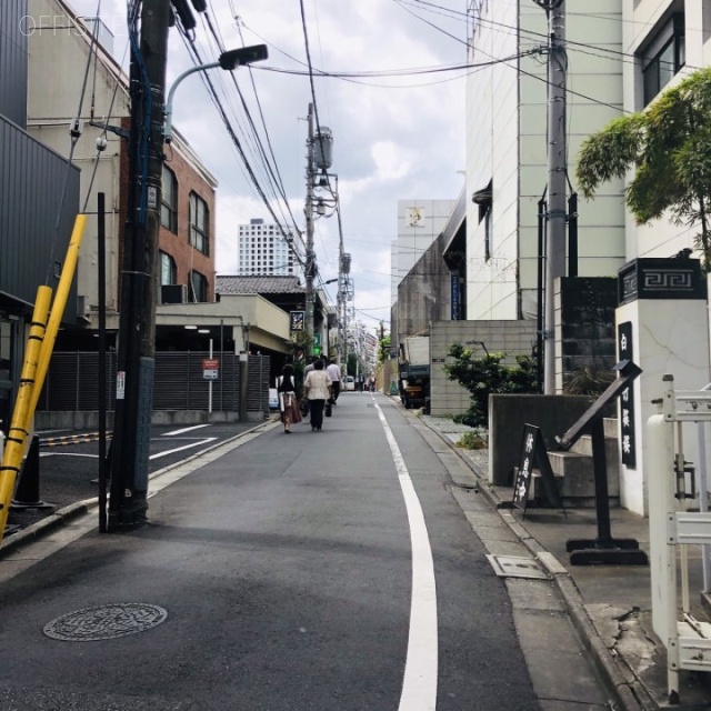 カランドリエビル ビル前面道路